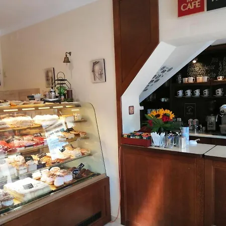 Goscinne Nad Cukiernia W Centrum Miejscowosci.