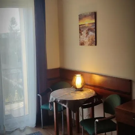 Goscinne Nad Cukiernia W Centrum Miejscowosci. *