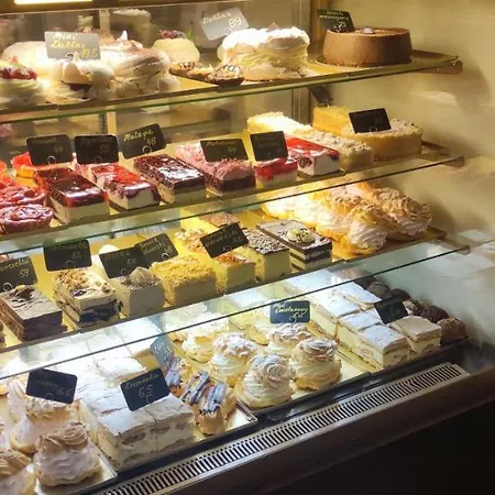 ホームステイ Goscinne Nad Cukiernia W Centrum Miejscowosci. ヤスタルニャ