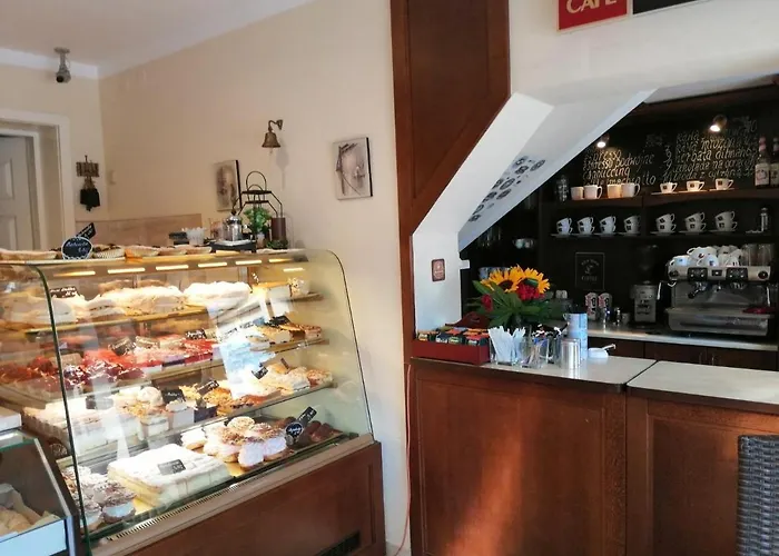 Goscinne Nad Cukiernia W Centrum Miejscowosci.